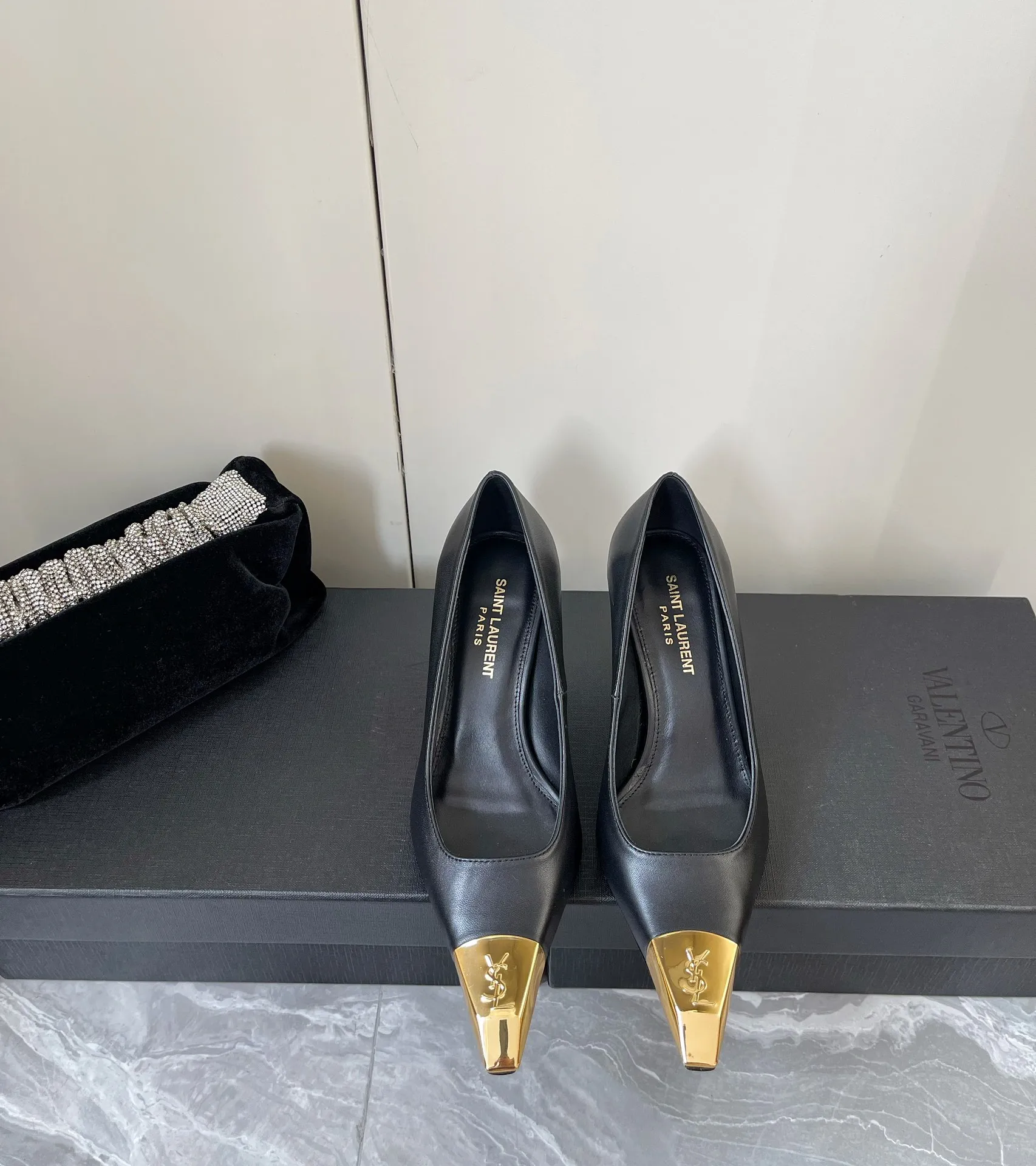 👟👟Ex-factory price 560👟👟 YSL Yves Saint Laurent's latest gold iron-toe logo small square toe high-heeled shoes ✔️ New products are available at the counter at the same time. Major celebrities and Internet celebrities have stepped on their feet. The style is fashionable and versatile, simple and high-end, and the elegance is achieved to the extreme. The feet are full of goddess style! Upper: Imported calfskin Lining: Imported sheepskin Heel height: 10.5 Outsole: Genuine leather outsole Size: 35-39 (custom-made in 40 units, non-refundable)